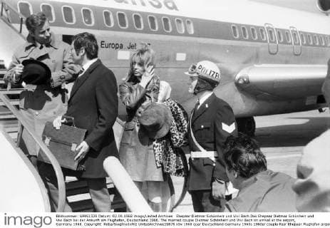 Ehepaar Dietmar Schönherr und Vivi Bach Das Ehepaar Dietmar Schönherr und Vivi Bach bei der Ankunft am Flughafen, Deutschland 1968. The married couple Dietmar Schönherr und Vivi Bach on arrival at the airport, Germany 1968. Copyright: Roba SiegfriedxPilz UnitedArchives19875