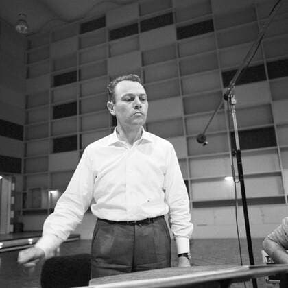 Bert Kaempfert Der deutsche Orchesterleiter, Komponist und Musikproduzent bei der Orchesterprobe im Studio, Deutschland 1967. The German conductor, composer and music producer Bert Kaempfert during recording, Germany 1967. Copyright: Roba SiegfriedxPilz UnitedArchives21361