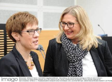 Plenarsitzung des Saarländischen Landtags am Mittwoch (16.03.2016) in Saarbrücken. Die Abgeordneten befassen sich in der Sitzung mit den Themen Körperkameras für Polizisten und den maroden Gebäude der Saar-Universität. Im Bild (v.l.): Ministerpräsidentin Annegret Kramp-Karrenbauer (CDU) und Anke Rehlinger, stellvertretende Ministerpräsidentin und Ministerin für Wirtschaft, Arbeit, Energie und Verkehr (SPD).