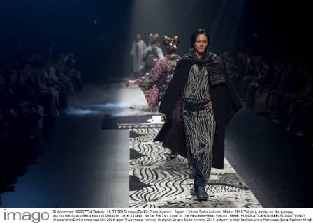Japan : Jotaro Saito Autumn Winter 2016 Tokyo A model on the runway during the Jotaro Saito Kimono Designer 2016 Autumn Winter Fashion show at the Mercedes-Benz Fashion Week.  AlessandroxDixCiommo