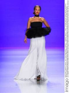(160317) -- TORONTO, March 17, 2016 -- A model walks the runway wearing David Dixon FW 2016 collections during the Toronto Fashion Week Fall Winter 2016 at David Pecaut Square in Toronto, Canada, March 16, 2016. Zou Zheng) (lyi) CANADA-TORONTO-FASHION WEEK-DAVID DIXON yanzhonghua 