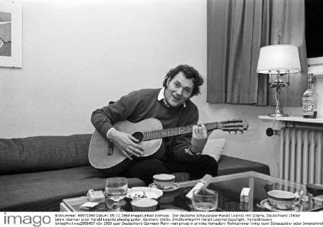 Der deutsche Schauspieler Harald Leipnitz mit Gitarre, Deutschland 1960er Jahre. German actor Harald Leipnitz playing guitar, Germany 1960s. 24x36swNeg444 Harald Leipnitz Copyright: HeinzxBrowers UnitedArchives2006407