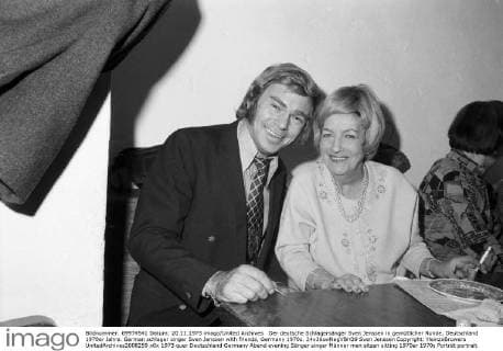 Der deutsche Schlagersänger Sven Jenssen in gemütlicher Runde, Deutschland 1970er Jahre. German schlager singer Sven Jenssen with friends, Germany 1970s. 24x36swNegVBH39 Sven Jenssen Copyright: HeinzxBrowers UnitedArchives2008259