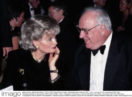 Bundeskanzler Helmut KOHL , CDU , und seine Frau Hannelore KOHL beim Bundespresseball im November 1997 Helmut KOHL , CDU , Chancellor of Germany , and his wife Hannelore KOHL , November 1997