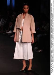 Plaza Indonesia Fashion Week Spring Summer 2016 A model on the runway featuring the works of the designers from Ardistia New York during the Plaza Indonesia Fashion Week Spring Summer 2016.  NatanaelxPohan