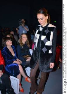Istanbul Fashion Week - Promis bei Sudi Etuz Modenschau March 17, 2016 - Turkish movie stars Tuba Unsal and Gonca Vuslateri attends Mercedes Benz Istanbul Fashion Week Sudi Etuz Fashion Show.  - ZUMAd118