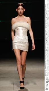 Portugal Fashion Week - Modenschau Fatima Lopes Portugal: Fashion Week A model displays a creation by portuguese designer Fátima Lopes at her Fall Winter 2016 collection fashion show during Portugal Fashion Week in Matosinhos, outskirts of Porto.  NunoxGuimaraes