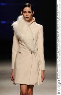 Portugal Fashion Week - Modenschau Fatima Lopes Portugal: Fashion Week A model displays a creation by portuguese designer Fátima Lopes at her Fall Winter 2016 collection fashion show during Portugal Fashion Week in Matosinhos, outskirts of Porto.  NunoxGuimaraes