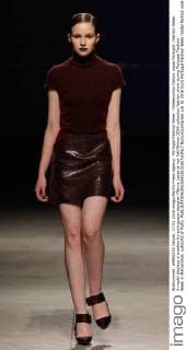 Portugal Fashion Week - Modenschau Fatima Lopes Portugal: Fashion Week A model displays a creation by portuguese designer Fátima Lopes at her Fall Winter 2016 collection fashion show during Portugal Fashion Week in Matosinhos, outskirts of Porto.  NunoxGuimaraes