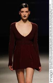 Portugal Fashion Week - Modenschau Fatima Lopes Portugal: Fashion Week A model displays a creation by portuguese designer Fátima Lopes at her Fall Winter 2016 collection fashion show during Portugal Fashion Week in Matosinhos, outskirts of Porto.  NunoxGuimaraes
