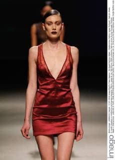 Portugal Fashion Week - Modenschau Fatima Lopes Portugal: Fashion Week A model displays a creation by portuguese designer Fátima Lopes at her Fall Winter 2016 collection fashion show during Portugal Fashion Week in Matosinhos, outskirts of Porto.  NunoxGuimaraes