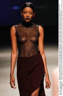 Portugal Fashion Week - Modenschau Fatima Lopes Portugal: Fashion Week A model displays a creation by portuguese designer Fátima Lopes at her Fall Winter 2016 collection fashion show during Portugal Fashion Week in Matosinhos, outskirts of Porto.  NunoxGuimaraes