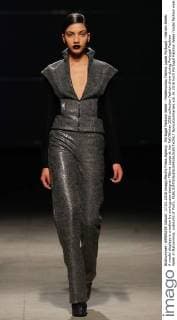 Portugal Fashion Week - Modenschau Fatima Lopes Portugal: Fashion Week A model displays a creation by portuguese designer Fátima Lopes at her Fall Winter 2016 collection fashion show during Portugal Fashion Week in Matosinhos, outskirts of Porto.  NunoxGuimaraes