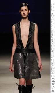 Portugal Fashion Week - Modenschau Fatima Lopes Portugal: Fashion Week A model displays a creation by portuguese designer Fátima Lopes at her Fall Winter 2016 collection fashion show during Portugal Fashion Week in Matosinhos, outskirts of Porto.  NunoxGuimaraes
