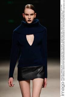 Portugal Fashion Week - Modenschau Fatima Lopes Portugal: Fashion Week A model displays a creation by portuguese designer Fátima Lopes at her Fall Winter 2016 collection fashion show during Portugal Fashion Week in Matosinhos, outskirts of Porto.  NunoxGuimaraes