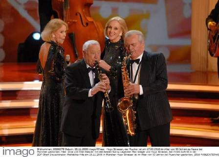 Hugo Strasser, der Musiker ist am 17.03.2016 im Alter von 93 Jahren zu Hause bei München gestorben. Hier: Alice und Ellen Kessler mit den beiden Swing Legenden Max Greger und Hugo Strasser, bei ihrem Auftritt in der ZDF-Show Die schönsten Weihachts-Hits am 26.11.2008 in München Hugo Strasser ist im Alter von 93 Jahren bei Muenchen gestorben, 2016 
