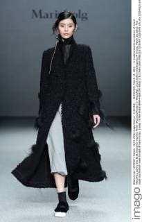 (160318) -- SHENZHEN, March 18, 2016 -- A model presents a creation of brand Marisfrolg during the 2016 Shenzhen Fashion Week (Autumn Winter) in Shenzhen, south China s Guangdong Province, March 18, 2016. The eight-day fashion week kicked off here Friday. )(wjq) CHINA-SHENZHEN-FASHION WEEK (CN) ChenxJianli 