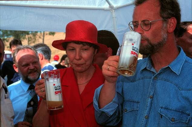 SPD - Fest im Mauerpark Berlin-Prenzlauer Berg, DEU, 19.08.1995, SPD - Wahlkampfveranstaltung für Berlin: Spitzenkandidatin d. SPD Ingrid Stahmer u. Rudolf Scharping beim SPD - Fest im Mauerpark Bierprobe....,