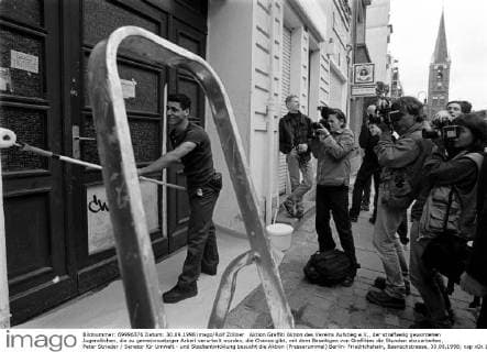 Aktion Graffiti Aktion des Vereins Aufstieg e.V., der straffaelig gewordenen Jugendlichen, die zu gemeinnuetziger Arbeit verurteilt wurden, die Chance gibt, mit dem Beseitigen von Graffities die Stunden abzuarbeiten, Peter Strieder Senator für Umwelt - und Stadtentwicklung besucht die Aktion (Presserummel) Berlin- Friedrichshain, Baenschstrasse, 30.09.1998;