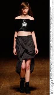 Portugal Fashion Week - Daniela Barros Modenschau Portugal: Fashion Week Fall Winter Collection 2016 A model displays a creation of Portuguese designer Daniela Barros at her Fall Winter 2016 collection fashion show during Portugal Fashion Week in Porto.  NunoxGuimaraes