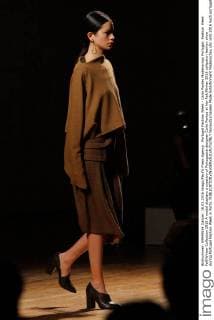 Portugal Fashion Week - Carla Pontes Modenschau Portugal: Fashion Week Fall Winter Collection 2016 A model displays a creation of Portuguese designer Carla Pontes at her Fall Winter 2016 collection fashion show during Portugal Fashion Week in Porto.  NunoxGuimaraes