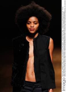 Portugal Fashion Week - Daniela Barros Modenschau Portugal: Fashion Week Fall Winter Collection 2016 A model displays a creation of Portuguese designer Daniela Barros at her Fall Winter 2016 collection fashion show during Portugal Fashion Week in Porto.  NunoxGuimaraes
