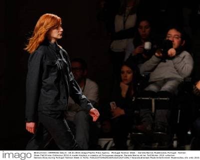 Portugal Fashion Week - Daniela Barros Modenschau Portugal: Fashion Week Fall Winter Collection 2016 A model displays a creation of Portuguese designer Daniela Barros at her Fall Winter 2016 collection fashion show during Portugal Fashion Week in Porto.  NunoxGuimaraes