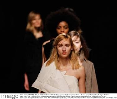 Portugal Fashion Week - Daniela Barros Modenschau Portugal: Fashion Week Fall Winter Collection 2016 Models display a creation of Portuguese designer Daniela Barros at her Fall Winter 2016 collection fashion show during Portugal Fashion Week in Porto.  NunoxGuimaraes