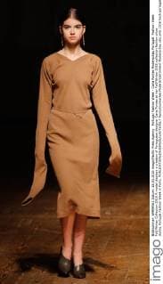 Portugal Fashion Week - Carla Pontes Modenschau Portugal: Fashion Week Fall Winter Collection 2016 A model displays a creation of Portuguese designer Carla Pontes at her Fall Winter 2016 collection fashion show during Portugal Fashion Week in Porto.  NunoxGuimaraes