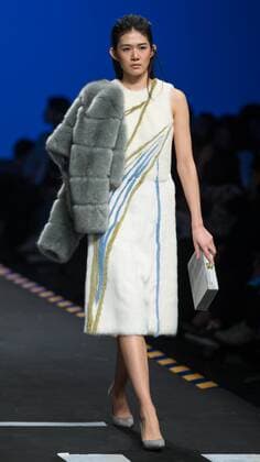 (160319) -- BEIJING, March 18, 2016 -- A model presents a creation designed by students of Beijing Institute of Fashion Technology during a fashion week of the institute in Beijing, capital of China, March 18, 2016. The fashion week concluded on Friday.) (ry) CHINA-BEIJING-FASHION SHOW (CN) LixJianbo 