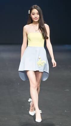 (160319) -- BEIJING, March 18, 2016 -- A model presents a creation designed by graduates of Beijing Institute of Fashion Technology during a fashion week of the institute in Beijing, capital of China, March 18, 2016. The fashion week concluded on Friday.) (ry) CHINA-BEIJING-FASHION SHOW (CN) LixJianbo 
