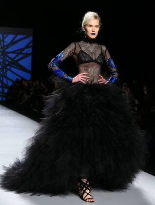 (160319) -- TORONTO, March 18, 2016 -- A model presents a creation of Stephan Caras Fall Winter 2016 collection during the Toronto Fashion Week Fall Winter 2016 at David Pecaut Square in Toronto, Canada, March 18, 2016. ) (djj) CANADA-TORONTO-FASHION WEEK-STEPHAN CARAS ZouxZheng 