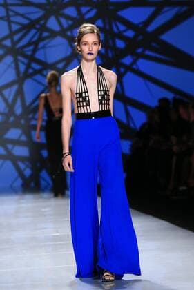 (160319) -- TORONTO, March 18, 2016 -- A model presents a creation of Stephan Caras Fall Winter 2016 collection during the Toronto Fashion Week Fall Winter 2016 at David Pecaut Square in Toronto, Canada, March 18, 2016. ) (djj) CANADA-TORONTO-FASHION WEEK-STEPHAN CARAS ZouxZheng 