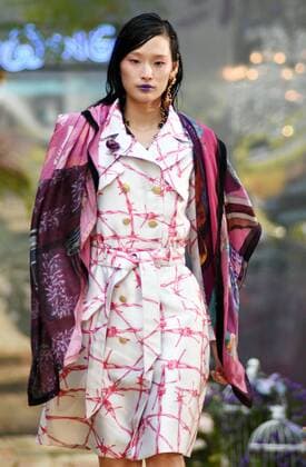 (160319) -- TAIPEI, March 18, 2016 () -- A model presents a creation by designer Daniel Wong at a fashion show in Taipei, southeast China s Taiwan, March 18, 2016. () (ry) CHINA-TAIPEI-FASHION SHOW (CN) Xinhua 