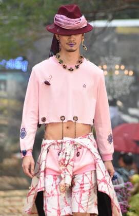 (160319) -- TAIPEI, March 18, 2016 () -- A model presents a creation by designer Daniel Wong at a fashion show in Taipei, southeast China s Taiwan, March 18, 2016. () (ry) CHINA-TAIPEI-FASHION SHOW (CN) Xinhua 