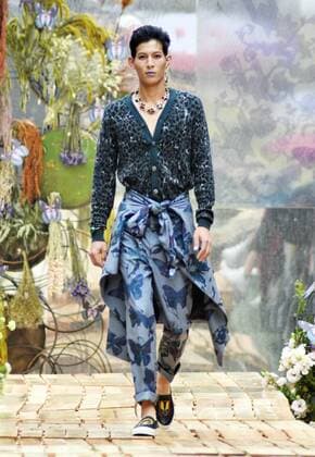 (160319) -- TAIPEI, March 18, 2016 () -- A model presents a creation by designer Daniel Wong at a fashion show in Taipei, southeast China s Taiwan, March 18, 2016. () (ry) CHINA-TAIPEI-FASHION SHOW (CN) Xinhua 