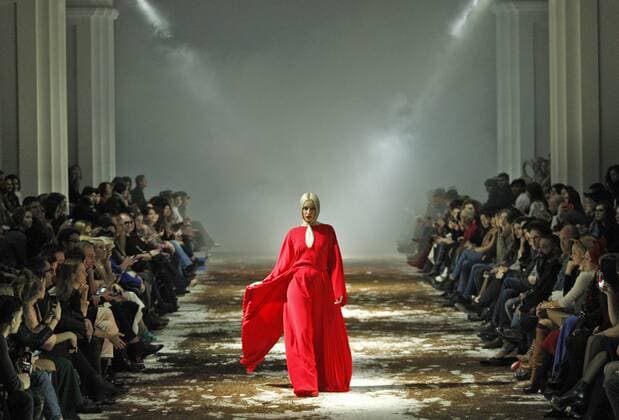 Bilder des Tages March 19, 2016 - Kiev, Ukraine - A model presents a creation by Georgian designer Datuna Sulikashvili during the Ukrainian Fashion Week, in Kiev, Ukraine,on 18 March,2016. The event presents Autumn Winter 2016-2017 collections by Ukrainian and international designers from 17 to 23 March Kiev Ukraine  - ZUMAn230