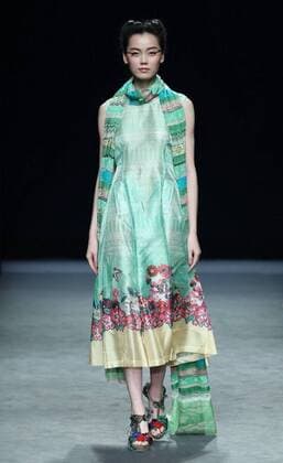 (160320) -- SHENZHEN, March 20, 2016 -- A model presents a creation of designer Deng Hao during the 2016 Shenzhen Fashion Week (Autumn Winter) in Shenzhen, south China s Guangdong Province, March 20, 2016. The eight-day fashion week kicked off here March 18. )(wjq) CHINA-SHENZHEN-FASHION WEEK (CN) ChenxJianli 