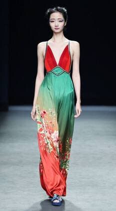 Bilder des Tages (160320) -- SHENZHEN, March 20, 2016 -- A model presents a creation of designer Deng Hao during the 2016 Shenzhen Fashion Week (Autumn Winter) in Shenzhen, south China s Guangdong Province, March 20, 2016. The eight-day fashion week kicked off here March 18. )(wjq) CHINA-SHENZHEN-FASHION WEEK (CN) ChenxJianli 