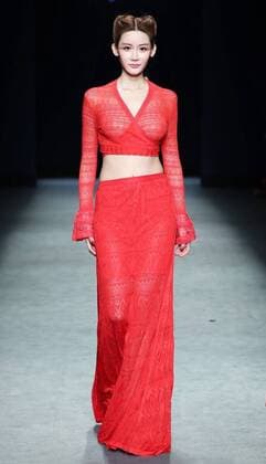 (160320) -- SHENZHEN, March 20, 2016 -- A model presents a creation of designer Deng Hao during the 2016 Shenzhen Fashion Week (Autumn Winter) in Shenzhen, south China s Guangdong Province, March 20, 2016. The eight-day fashion week kicked off here March 18. )(wjq) CHINA-SHENZHEN-FASHION WEEK (CN) ChenxJianli 