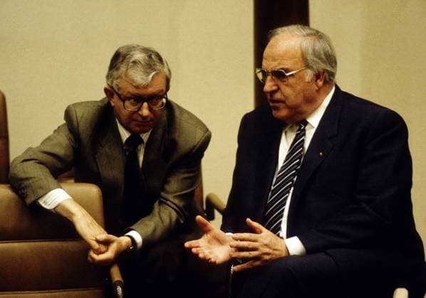 Hauptstadtbeschluss Hauptstadtdebatte Hauptstadtabstimmung ueber den zukuenftigen Regierungssitz von Deutschland im Bundestag am 20.06.1991 : Rudolf SEITERS und Bundeskanzler Helmut KOHL , beide CDU Debate on the future seat of the government of Germany in Bundestag parliament on 20.06.1991 : Rudolf SEITERS and Chancellor Helmut KOHL , both CDU