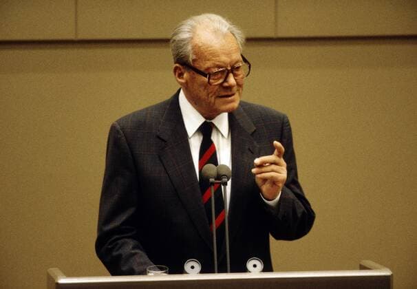 Hauptstadtbeschluss Hauptstadtdebatte Hauptstadtabstimmung ueber den zukuenftigen Regierungssitz von Deutschland im Bundestag am 20.06.1991 : Willy BRANDT , SPD , bei seiner Rede Debate on the future seat of the government of Germany in Bundestag parliament on 20.06.1991 : Willy BRANDT , SPD , during his speech
