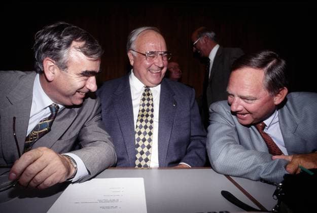 Bundesfinanzminister Theo WAIGEL , CSU , Bundeskanzler Helmut KOHL , CDU , und Wolfgang SCHAEUBLE , CDU , bei einer Fraktionssitzung im September 1995 Theo WAIGEL , CSU , Chancellor Helmut KOHL , CDU , and Wolfgang SCHAEUBLE , CDU , during a meeting of CDU CSU fraction in September 1995