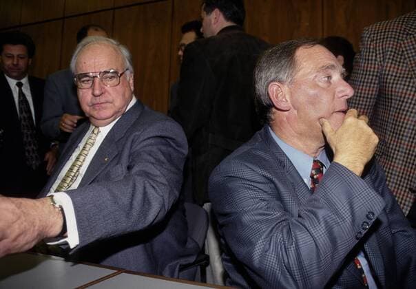 Bundeskanzler Helmut KOHL und Wolfgang SCHAEUBLE , beide CDU , bei einer Sitzung der CDU CSU Bundestagsfraktion , Juli 1997 Chancellor Helmut KOHL and Wolfgang SCHAEUBLE , both CDU , during a meeting of CDU CSU fraction , July 1997