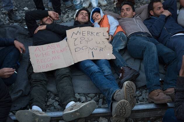 Flüchtlingscamp Idomeni Flüchtlingscamp Idomeni: Mehr als zehntausend Flüchtlinge stecken teilweise seit Wochen an der griechisch-mazedonischen Grenze bei Idomeni fest, nachdem die meisten Länder der Balkanroute ihre Grenzen geschlossen haben. Geflüchtete protestieren im Camp. Sie rufen Parolen wie Turkey no und Open the Borders und blockieren die Bahngleise Richtung Grenze. Ein Flüchtling mit Schild: Merkel you let us down!