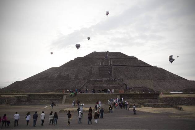 People walk to the Pyramid of the Sun during the celebration of the spring equinox at the archaeological site of Teotihuacan, in the municipality of San Juan Teotihuacan, Mexico, on March 21, 2016. ) MEXICO-SAN JUAN TEOTIHUACAN-CULTURE-SPRING AlejandroxAyala 