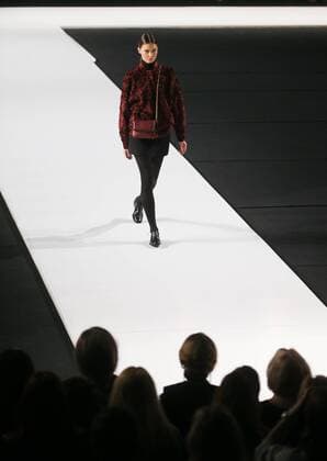 Moscow Fashion Week - Modenschau Valentin Yudashkin MOSCOW, RUSSIA. MARCH 22, 2016. A model showcases a creation by Russian designer Valentin Yudashkin at the 35th Season of Moscow Fashion Week, in Moscow s Gostiny Dvor Shopping and Exhibition Centre. Sergei Bobylev TASS  TS01D0CC
