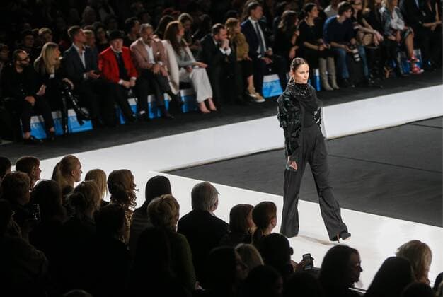 Moscow Fashion Week - Modenschau Valentin Yudashkin MOSCOW, RUSSIA. MARCH 22, 2016. A model showcases a creation by Russian designer Valentin Yudashkin at the 35th Season of Moscow Fashion Week, in Moscow s Gostiny Dvor Shopping and Exhibition Centre. Sergei Bobylev TASS  TS01D0C7
