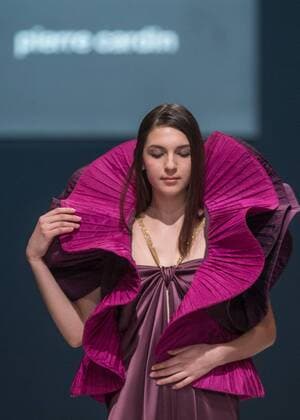 Moscow Fashion Week - Modenschau Pierre Cardin MOSCOW, RUSSIA. MARCH 22, 2016. A model showcases a creation by French designer Pierre Cardin at the 35th Season of Moscow Fashion Week, in Moscow s Gostiny Dvor Shopping and Exhibition Centre. Sergei Bobylev TASS  TS01D0C2