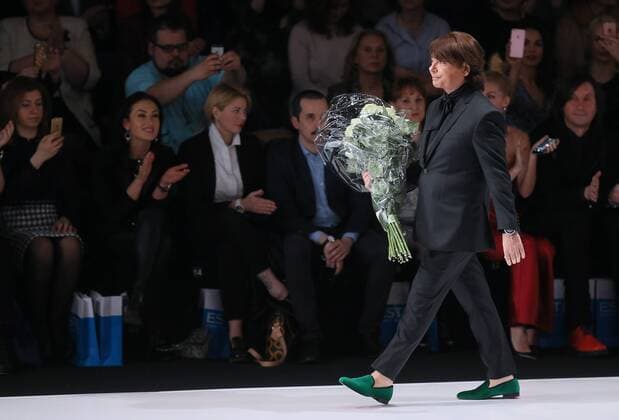 Moscow Fashion Week - Modenschau Valentin Yudashkin MOSCOW, RUSSIA. MARCH 22, 2016. Russian designer Valentin Yudashkin acknowledges the audience at the end of a fashion show for his collection at the 35th Season of Moscow Fashion Week, in Moscow s Gostiny Dvor Shopping and Exhibition Centre. Sergei Bobylev TASS  TS01D0B5